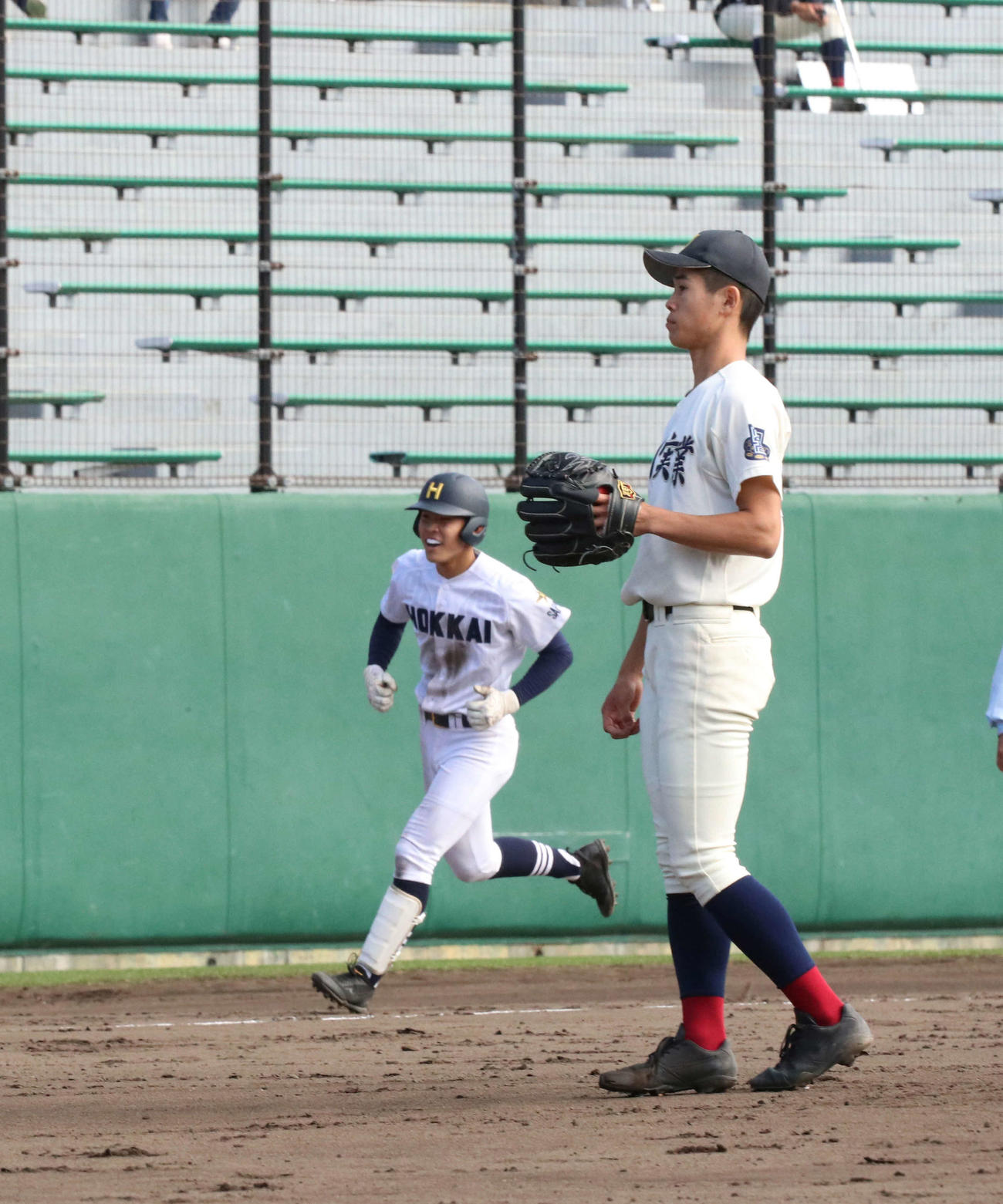 北海対旭川実　8回表北海2死、旭川実・田中楓（手前）は江口に先制の右越えソロ本塁打を浴びる（撮影・浅水友輝）