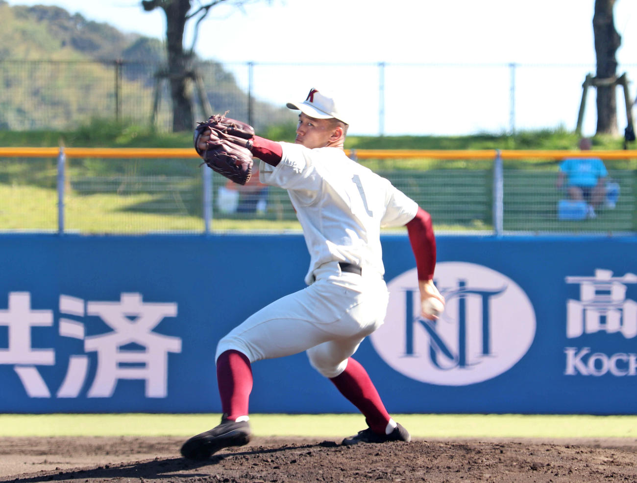 明徳義塾戦に先発した最速151キロ右腕の高知・森木（撮影・望月千草）
