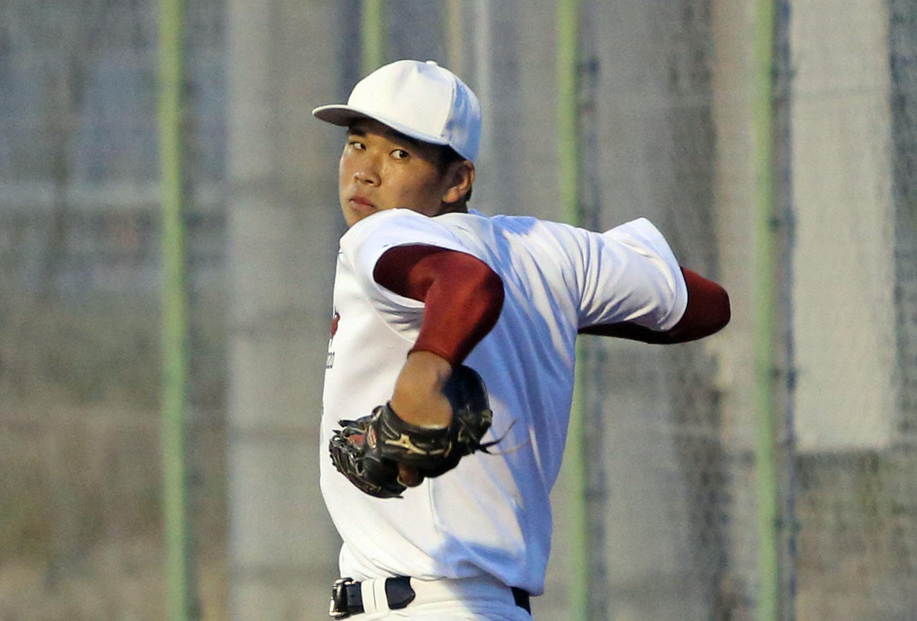 キャッチボールを行う福岡大大濠のドラ１候補・山下舜平大投手（撮影・菊川光一）