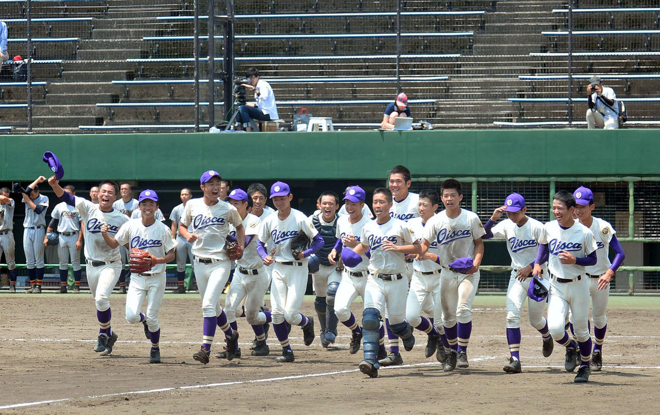 19年7月、高校野球静岡大会で創部初のベスト8進出を果たし、応援席に向かうオイスカのナイン