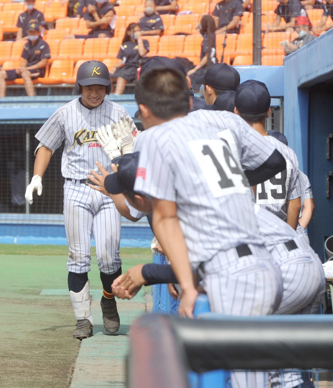 勝ち越し本塁打を放ち、チームメートとハイタッチをする加藤学園・雨宮快成（2020年9月27日撮影）