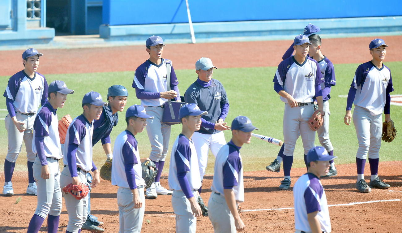 ノッカーを務める花巻東・流石部長（中央）（撮影・鎌田直秀）