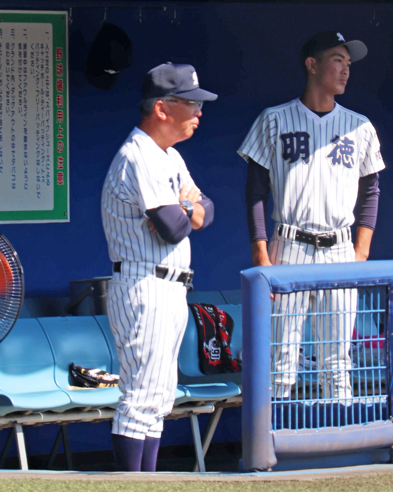 試合前ノックを見つめる明徳義塾・馬淵監督（撮影・望月千草）