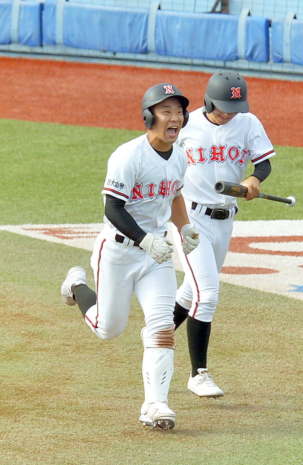 日大山形対弘前学院聖愛　6回表日大山形2死、左越え本塁打を放って喜ぶ秋葉（撮影・鎌田直秀）