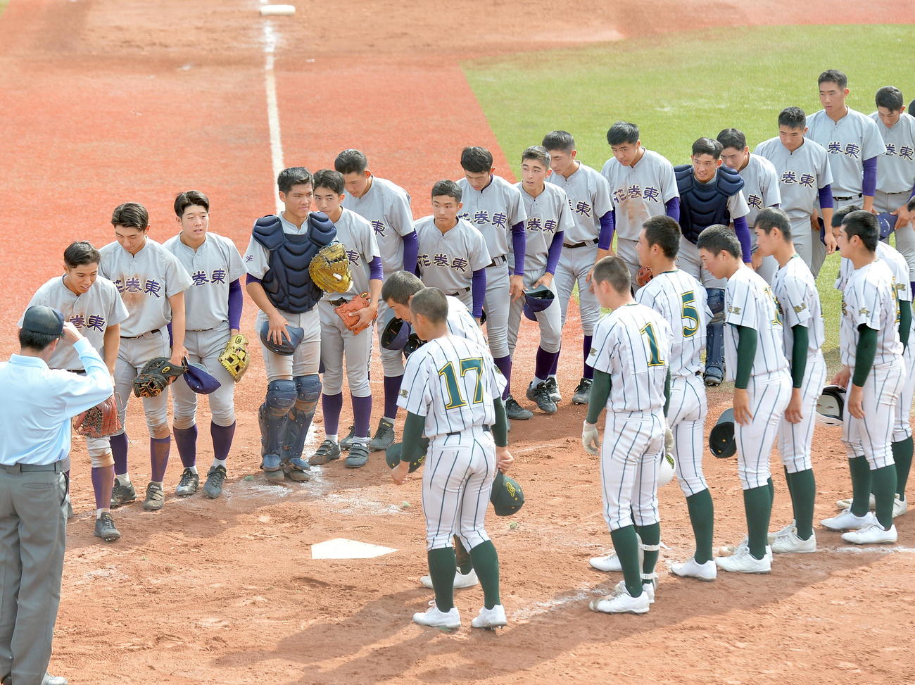 鶴岡東対花巻東　初戦を突破して相手にあいさつする花巻東・菱川（左から3人目）ら選手たち（撮影・鎌田直秀）