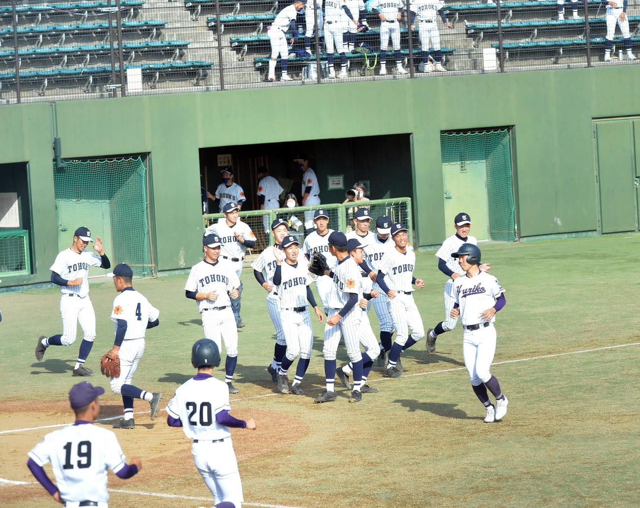 由利工対東北　試合に勝利し笑顔を見せる東北ナイン（撮影・佐藤究）　