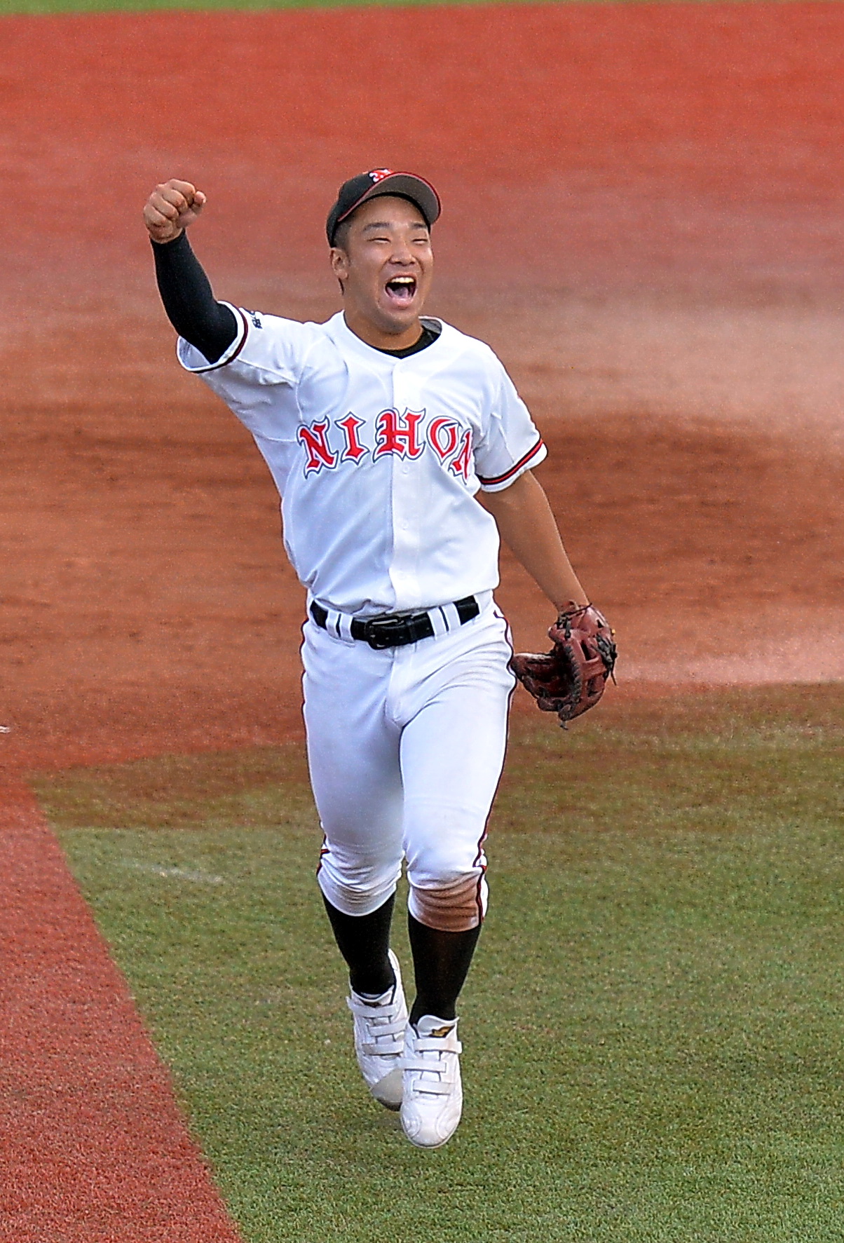 日大山形対弘前学院聖愛　勝利の瞬館にガッツポーズで仲間のもとに駆け寄る日大山形・秋葉（撮影・鎌田直秀）