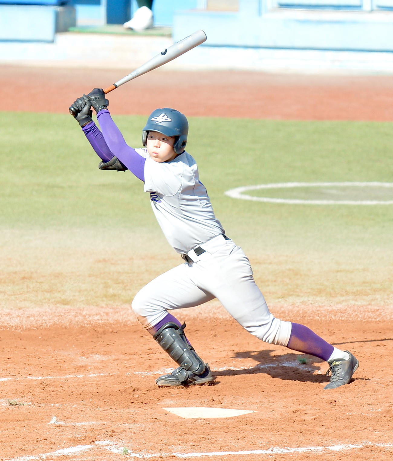 鶴岡東対花巻東　3回裏花巻東1死二、三塁、左翼線に2点適時二塁打を放つ菱川（撮影・鎌田直秀）