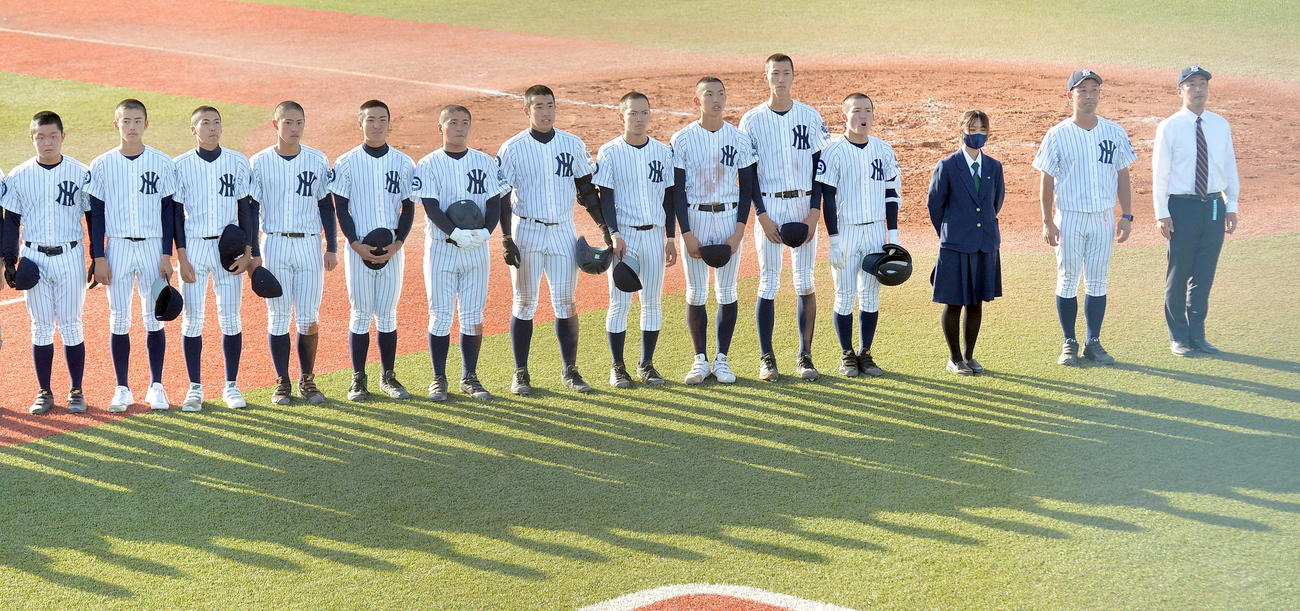 福島商対八戸西　東北大会初勝利を挙げてスタンドの保護者らにあいさつする八戸西の選手たち（撮影・鎌田直秀）