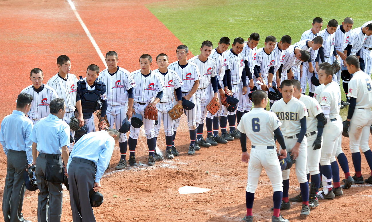 柴田対八戸学院光星　笑顔で整列してあいさつする柴田の選手たち（撮影・鎌田直秀）