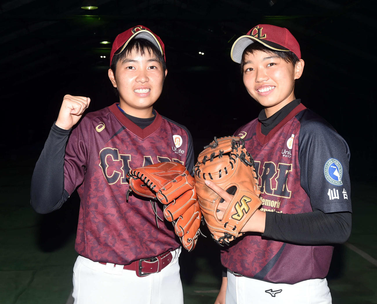 交流大会優勝を誓ったクラーク仙台のバッテリー。小野寺佳（左）と高橋