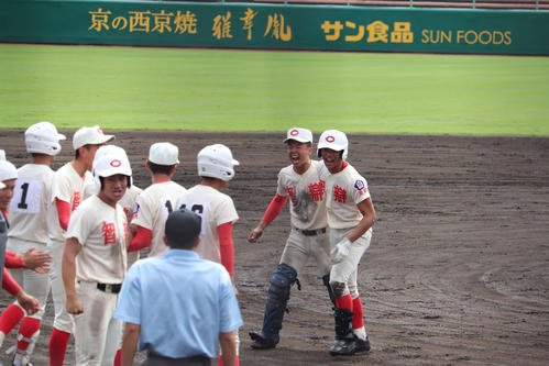 サヨナラ打を決め、ナインに出迎えられる智弁学園・竹村（右）