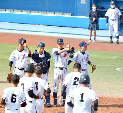 柴田対日大山形　決勝進出を決めて整列する柴田・谷木（右から2人目）ら選手たち（撮影・鎌田直秀）