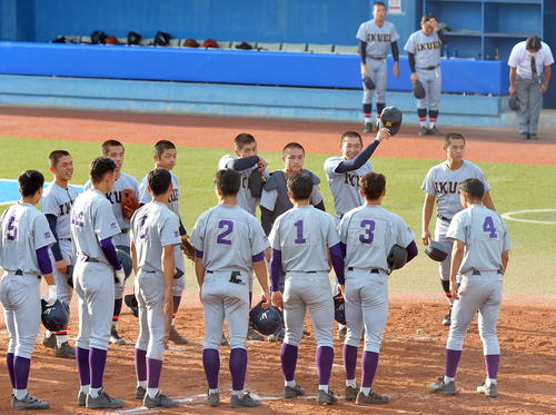 仙台育英対花巻東　決勝進出を決めて相手選手と笑顔で健闘をたたえ合う仙台育英・伊藤（後列右から2人目）ら選手たち（撮影・鎌田直秀）