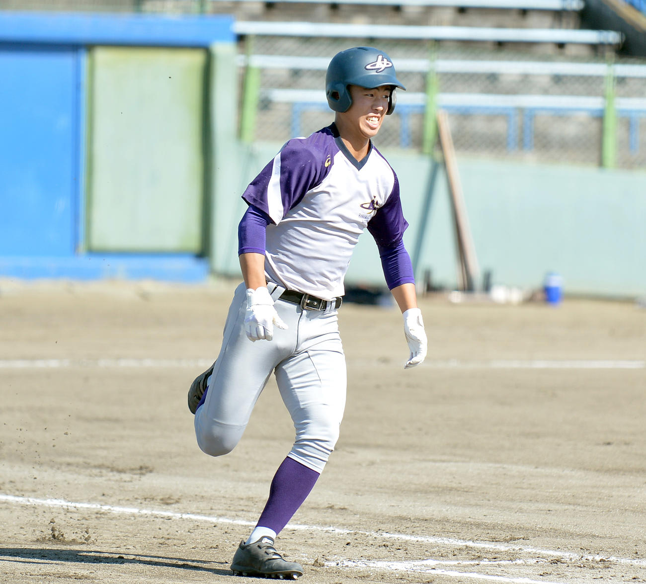 シート打撃で右中間に二塁打を放ち全力疾走する菊池開（撮影・鎌田直秀）