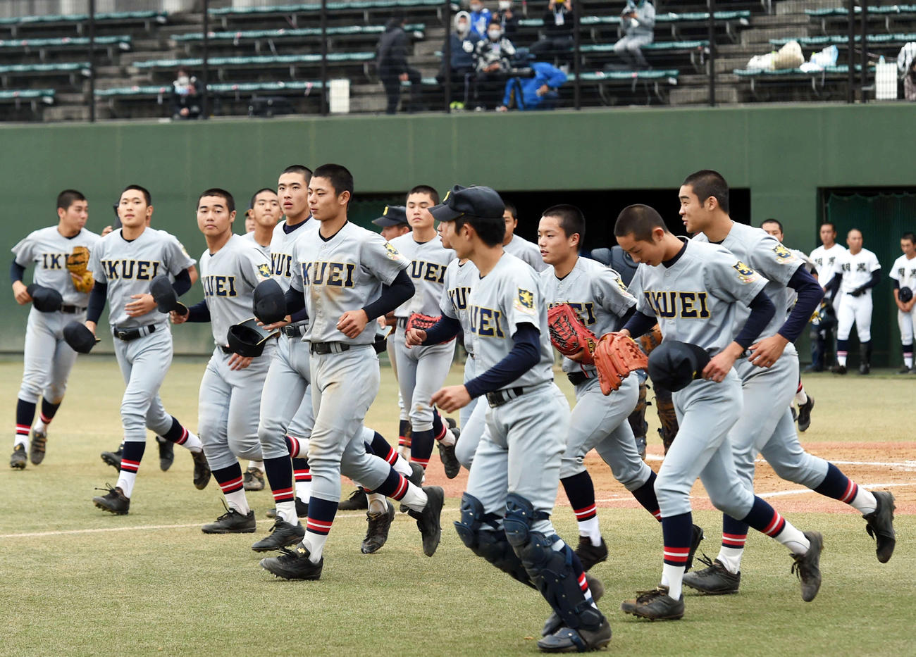 4強進出を決め応援席へあいさつに向かう仙台育英の選手たち（撮影・相沢孔志）