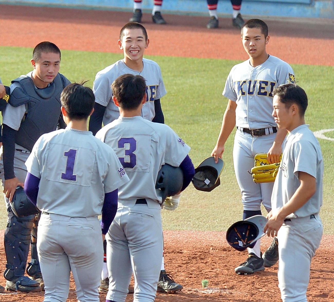 仙台育英対花巻東　決勝進出を決めて相手選手と笑顔で健闘をたたえ合う仙台育英・伊藤（中央）ら選手たち（撮影・鎌田直秀）