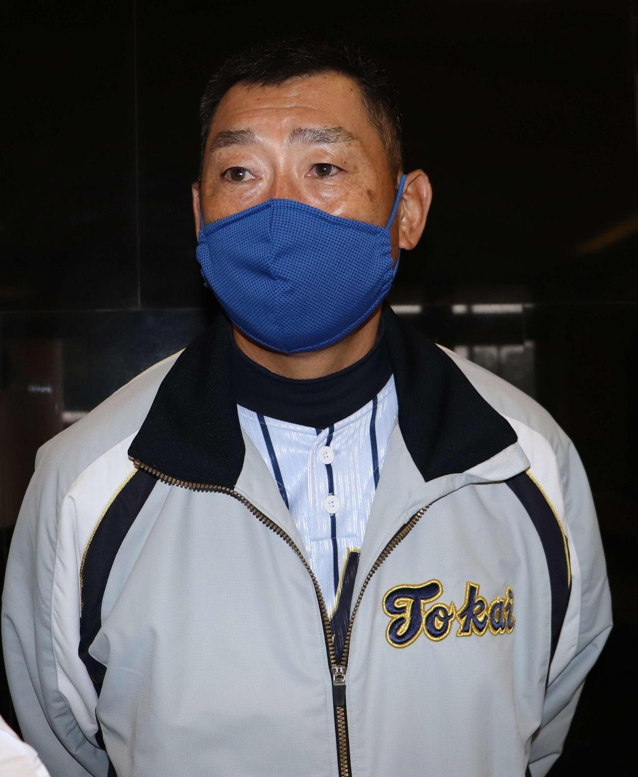 取材に応じた東海大菅生の若林監督（撮影・小早川宗一郎）