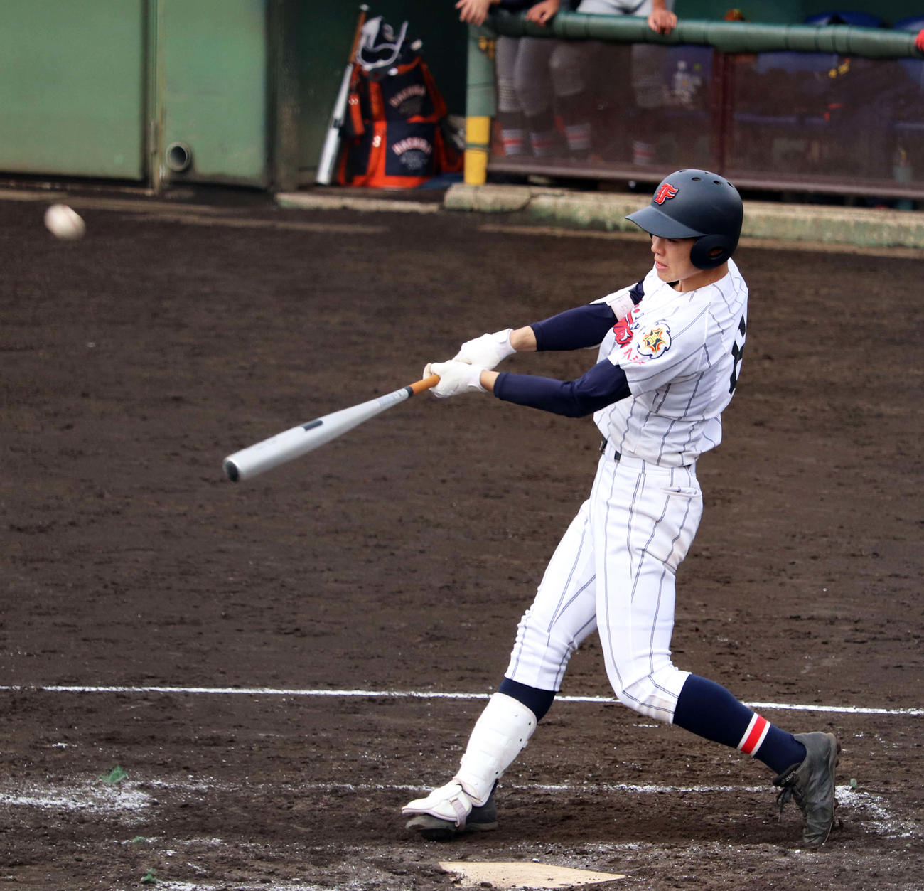 3回裏富士森1死二、三塁、右翼ポール際へ同点3ラン本塁打を放つ比嘉（撮影・小早川宗一郎）