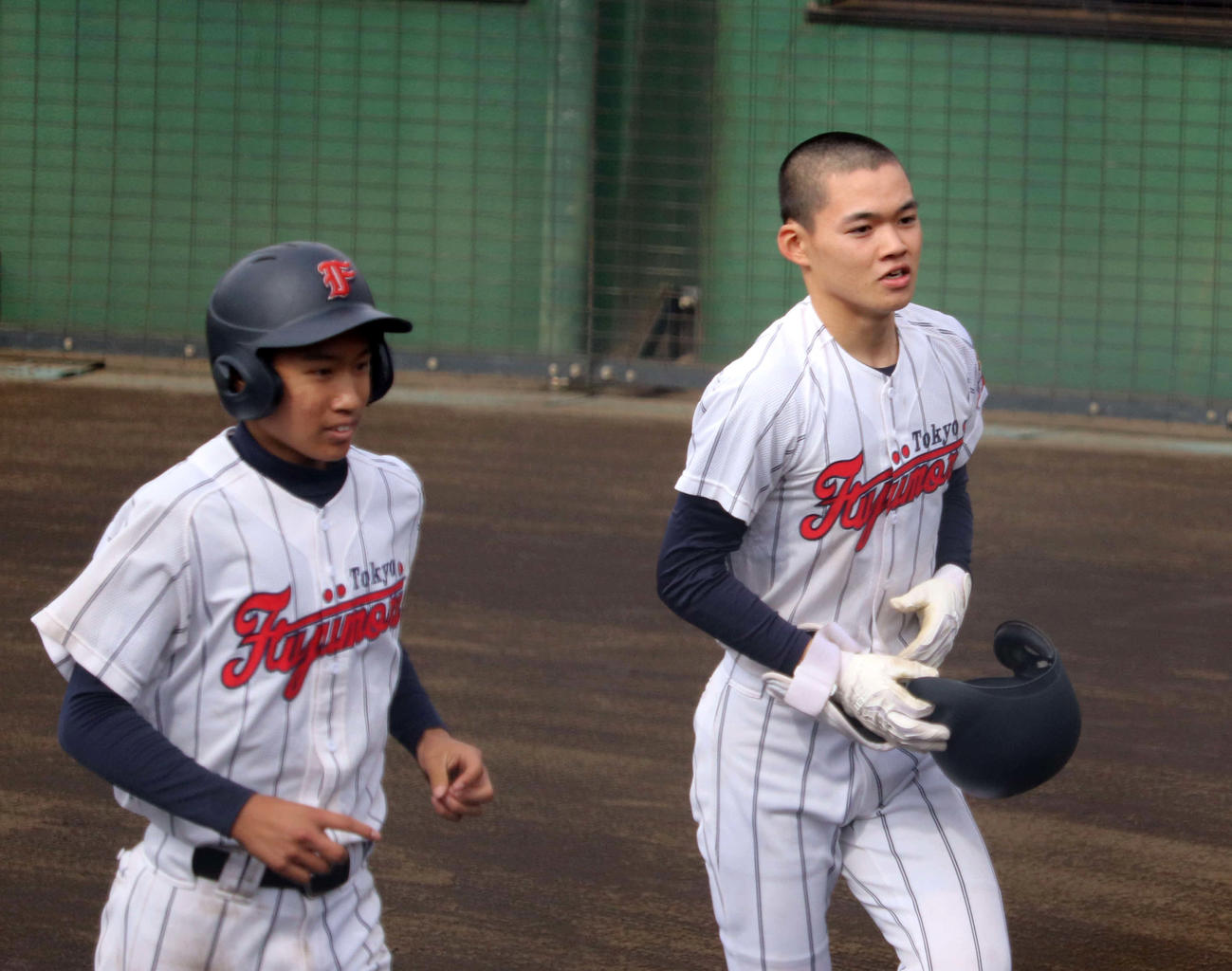 3回裏富士森1死二、三塁、右翼ポール際へ同点3ラン本塁打を放ちベンチに戻る比嘉（右）（撮影・小早川宗一郎）