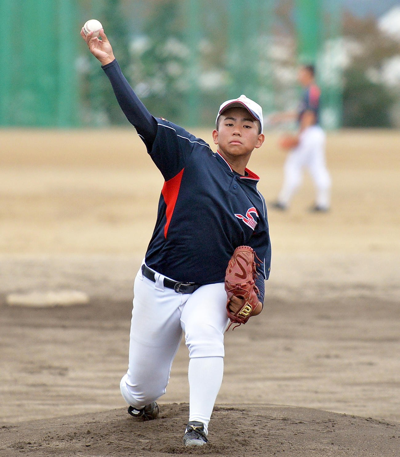 投球練習を行う柴田・岩崎（撮影・鎌田直秀）