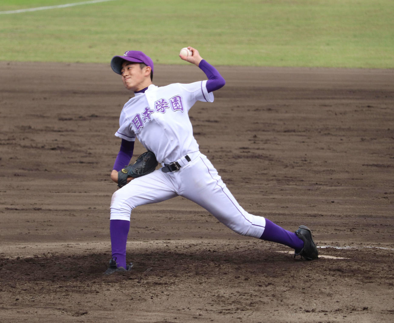 日本学園対立正大立正　4安打8奪三振の初完封で初戦突破に貢献した日本学園の浅井（撮影・小早川宗一郎）