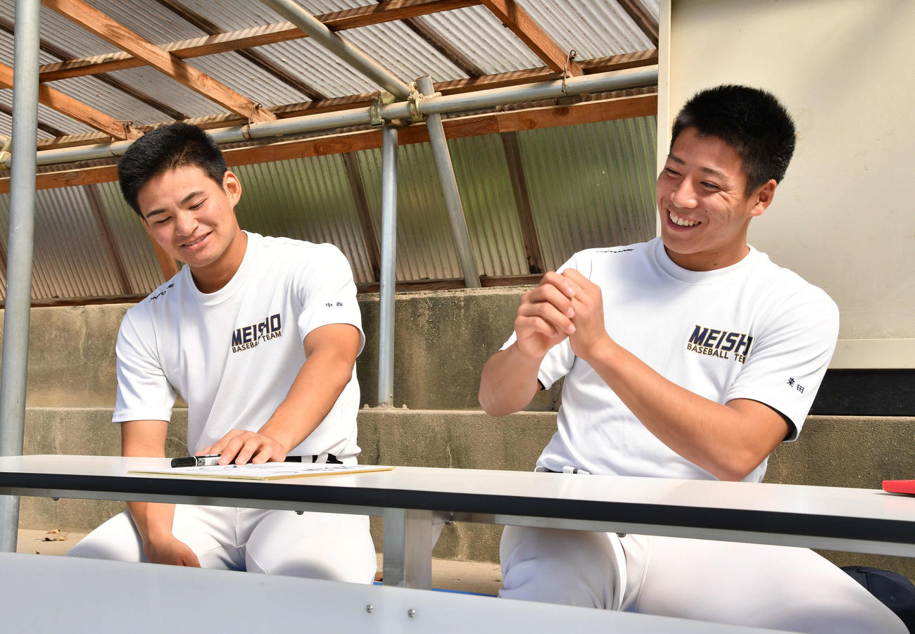 インタビュー中に笑顔を見せる明石商・中森（左）と来田（撮影・岩下翔太）