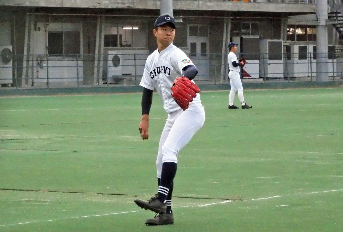 キャッチボールを行う中京大中京・高橋