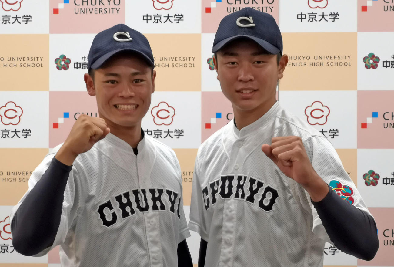ドラフトを前に思いを語った中京大中京の中山（左）と高橋（撮影・石橋隆雄）