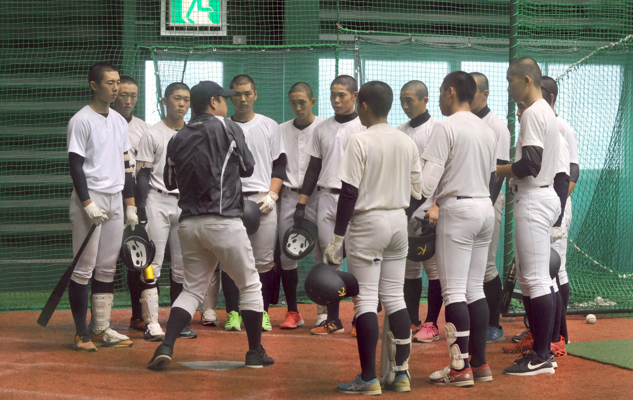 初戦を前に士気を高める加藤学園の選手たち