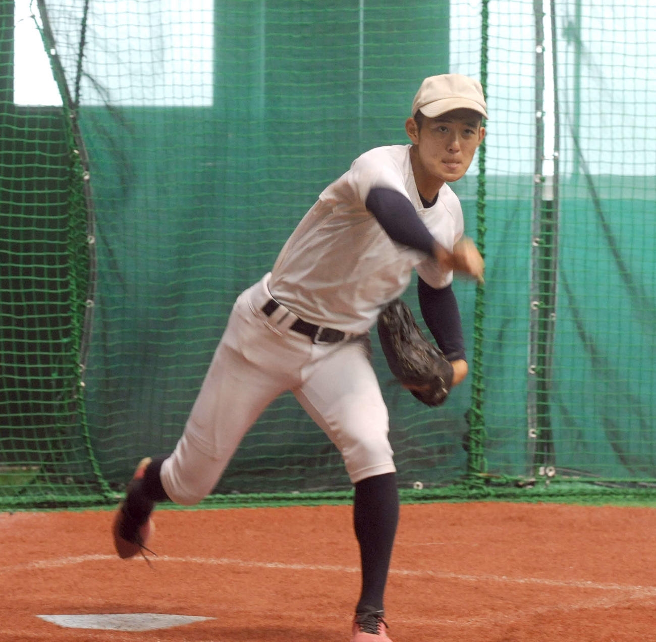 軽快にキャッチボールをする加藤学園の内田主将