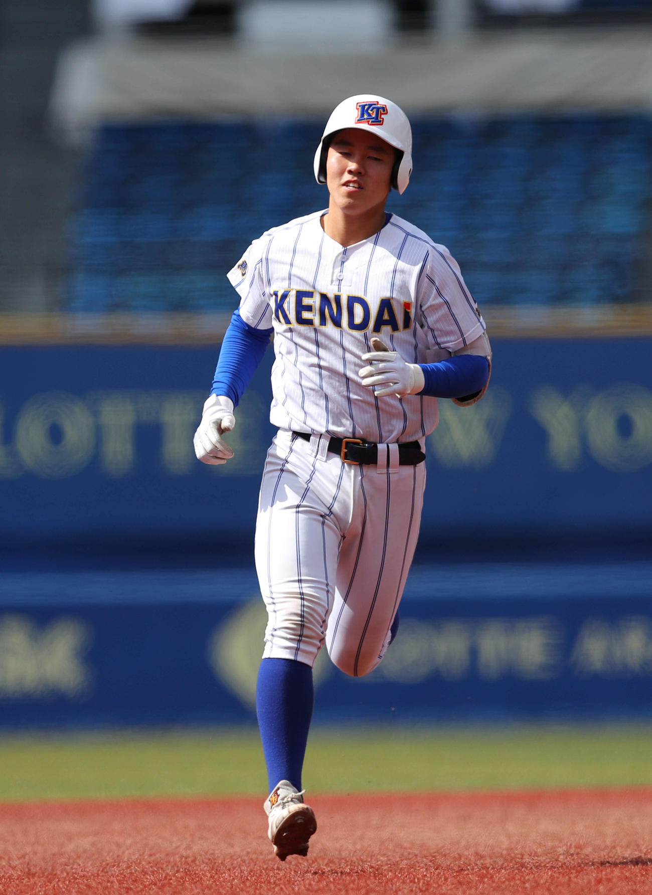 秋季関東大会　日本航空対高崎健康福祉大高崎　4回裏高崎健康福祉大高崎1死二塁、左越え2点本塁打を放つ高崎健康福祉大高崎・綱川（撮影・河田真司）