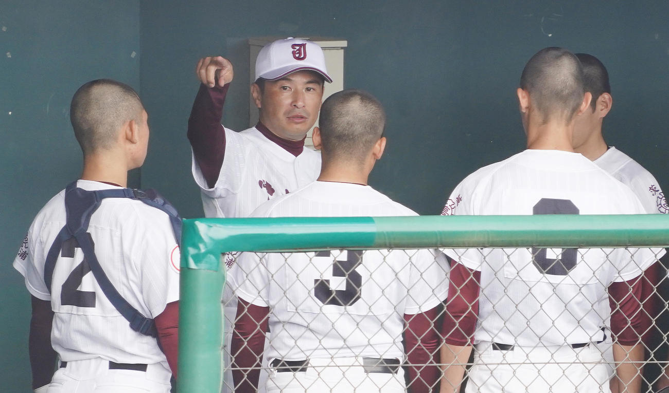 秋季関東地区大会初戦の前橋商戦を前にベンチで選手たちに指示を出す常総・島田監督（左から2人目）（撮影・菅敏）