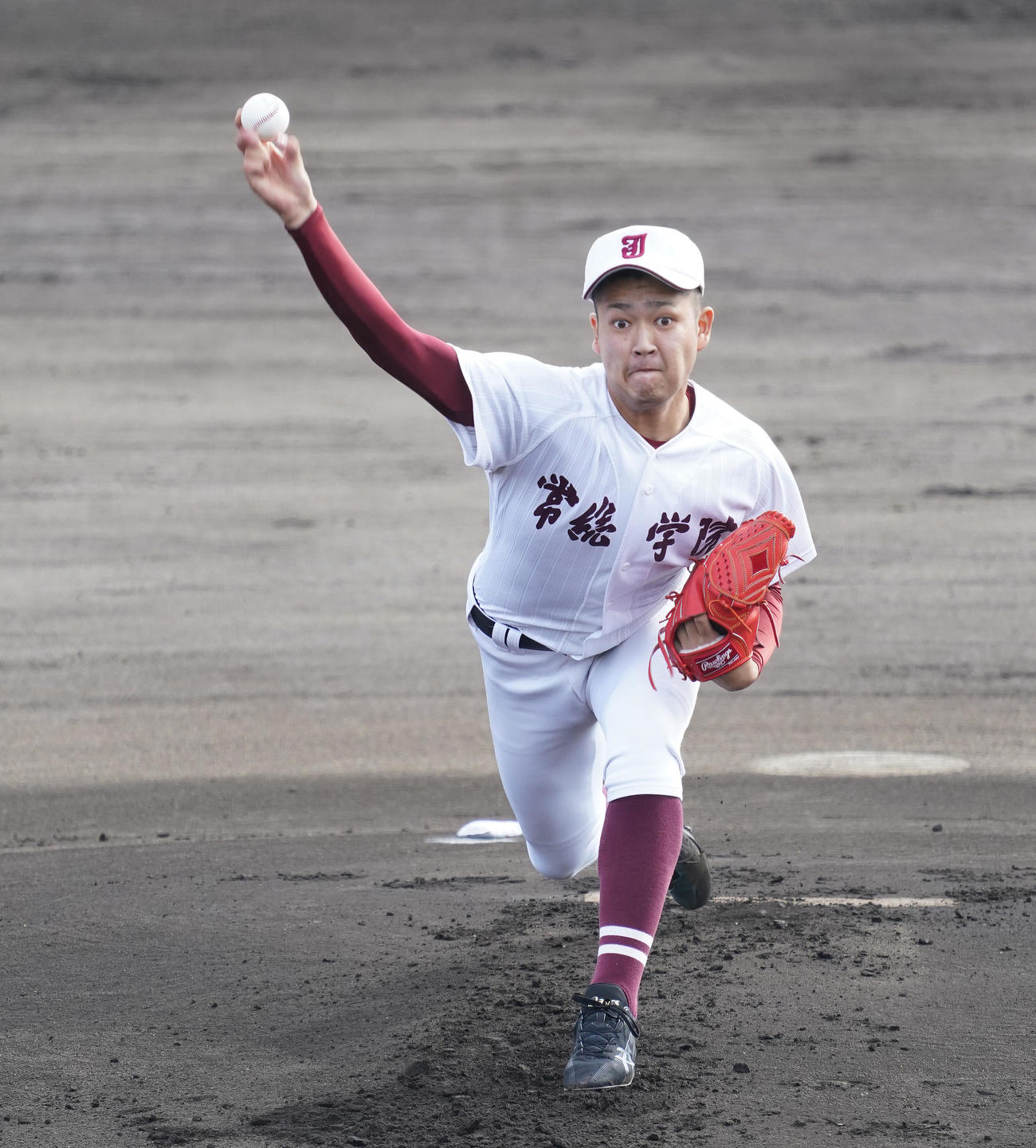 秋季関東地区大会初戦の前橋商戦に先発し、力投する常総・秋本（撮影・菅敏）
