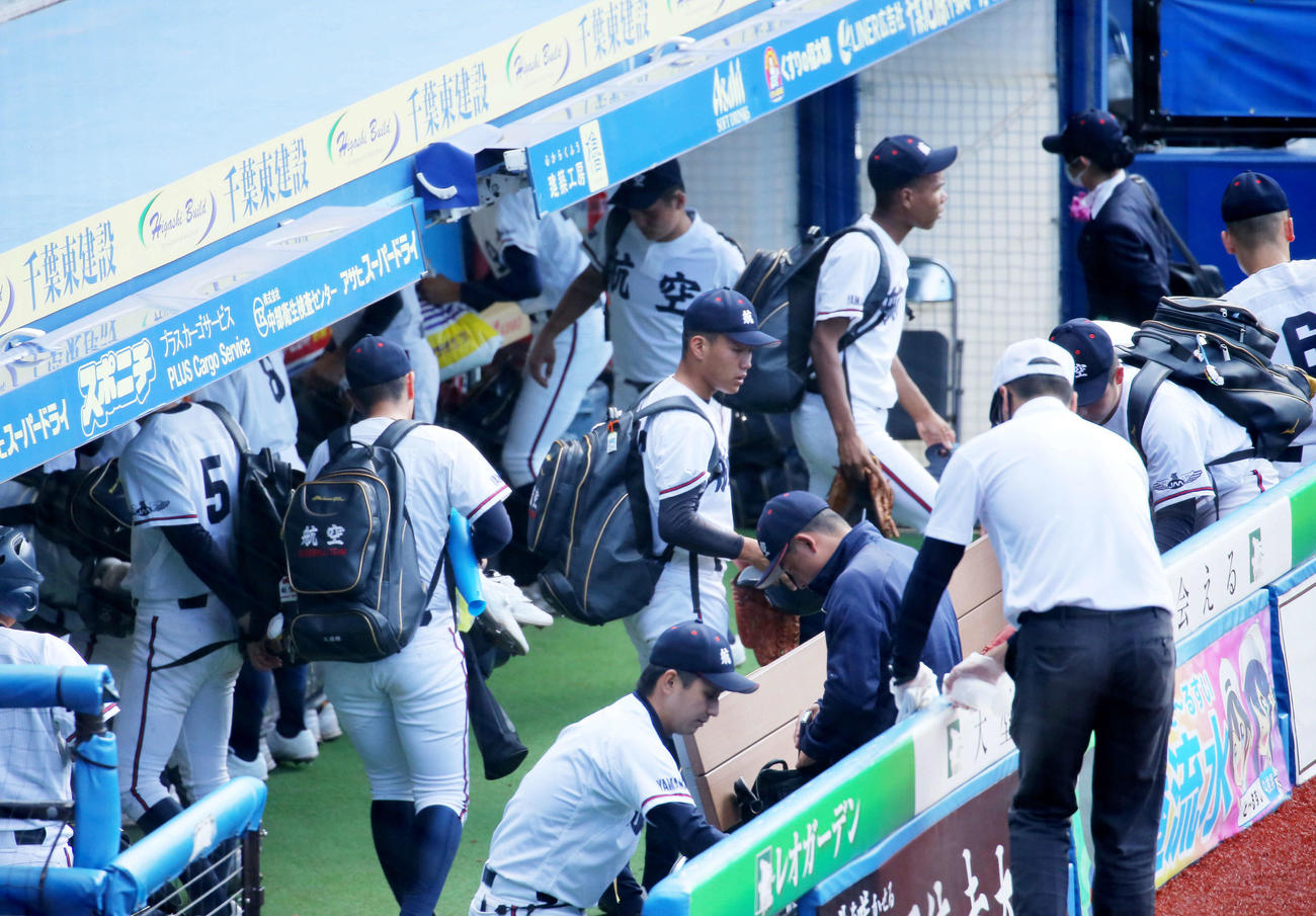 日本航空対高崎健康福祉大高崎　高崎健康福祉大高崎に敗れ、ベンチから引き揚げる日本航空の選手（撮影・河田真司）