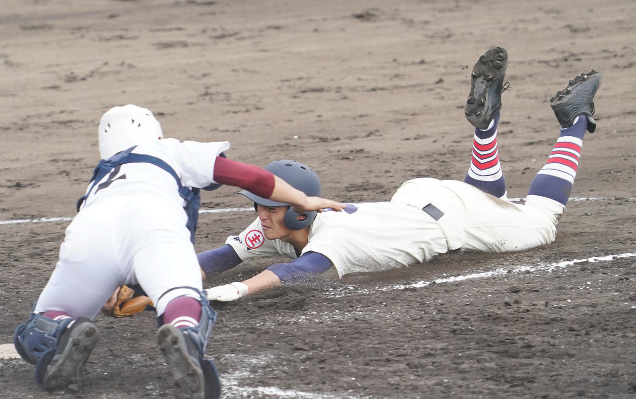 前橋商対常総　4回表前橋商2死二塁、茂田侑大の中前打で二塁から本塁を狙うもアウトとなる前橋商・塩坪。左は捕手田邊（撮影・菅敏）