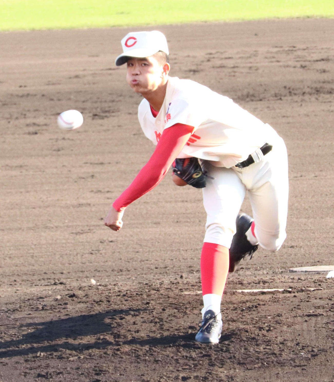 龍谷大平安戦に先発した智弁学園・西村王雅（撮影・望月千草）