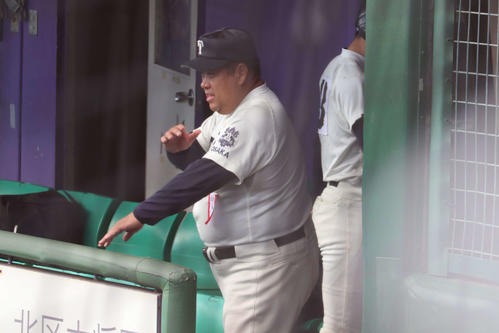 ベンチから指示を出す大阪桐蔭・西谷監督