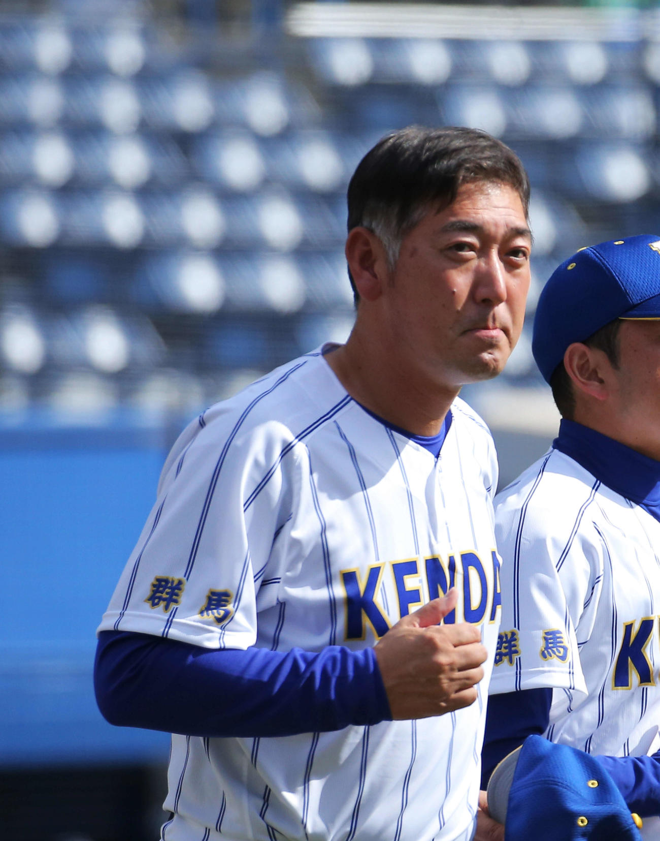 日本航空対高崎健康福祉大高崎　日本航空に勝利し、整列に向かう高崎健康福祉大高崎・青柳監督（撮影・河田真司）