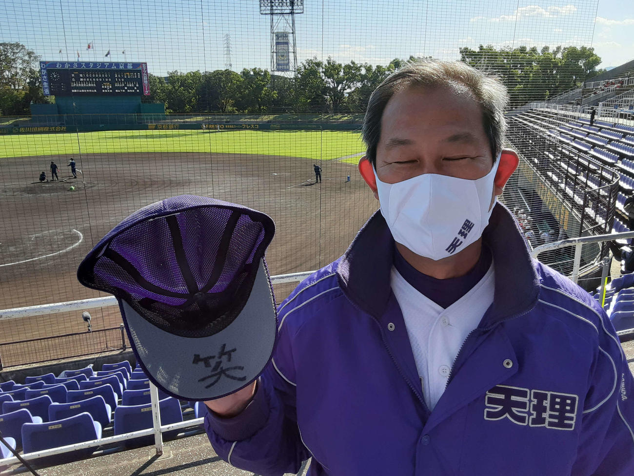 天理・中村監督が試合中に選手たちに見せた「笑」の文字が書かれた帽子