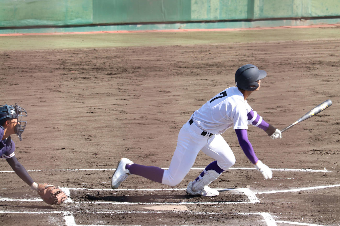 初回2死二塁から体勢を崩されながらも左越えに先制適時打を放った天理・瀬