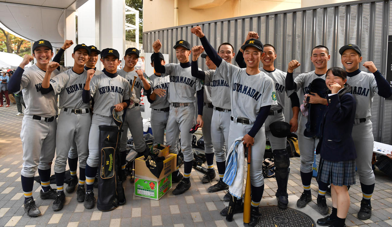 帝京に6回10対0のコールド勝ちに喜び小山台ナイン（撮影・柴田隆二）