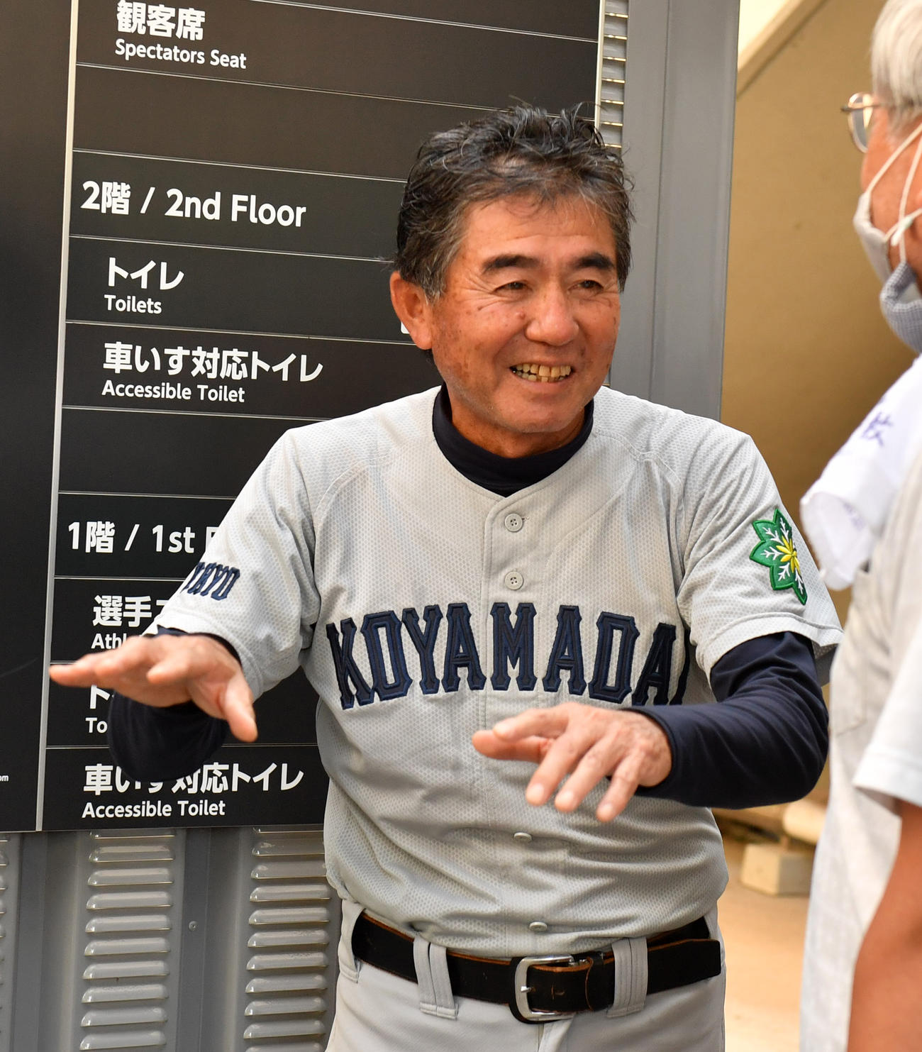 帝京に6回10対0でコールド勝ちし笑顔の小山台・福嶋監督（撮影・柴田隆二）