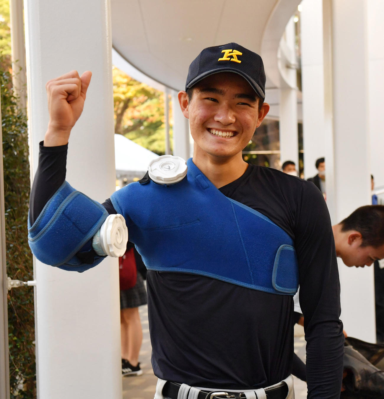帝京対小山台　6回を3安打無失点でコールド勝ちし喜ぶ小山台・木暮投手（撮影・柴田隆二）