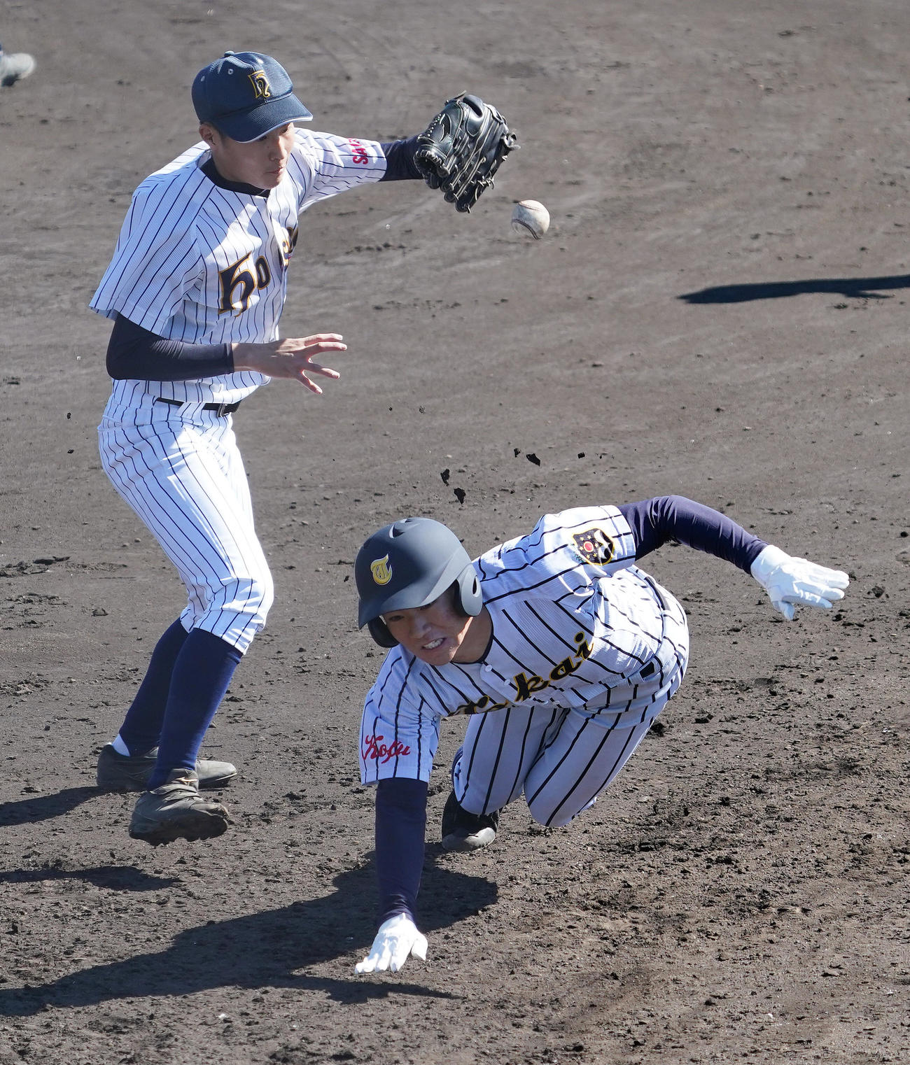 東海大甲府対細田学園　5回表東海大甲府無死一塁、打者三浦の時、飛び出すも帰塁し、セーフとなる東海大甲府・中澤（撮影・菅敏）