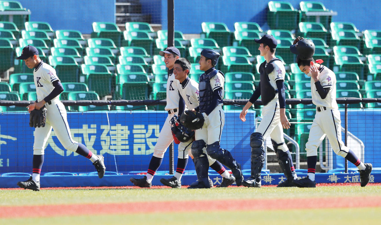 鎌倉学園対昌平　昌平に勝利し讃え合う鎌倉学園の選手（撮影・河田真司）　　　