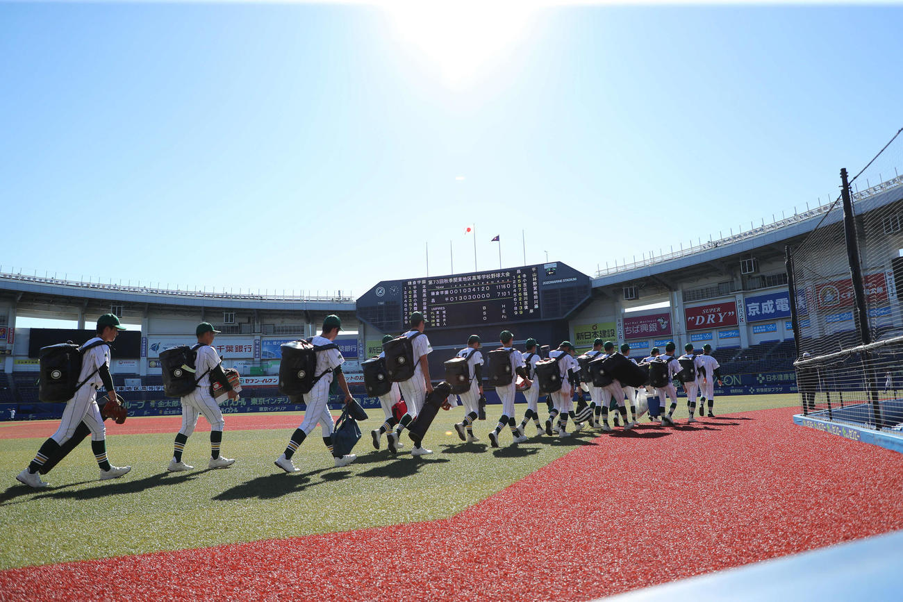 鎌倉学園対昌平　鎌倉学園に敗れ、球場から引き揚げる昌平の選手（撮影・河田真司）　　　