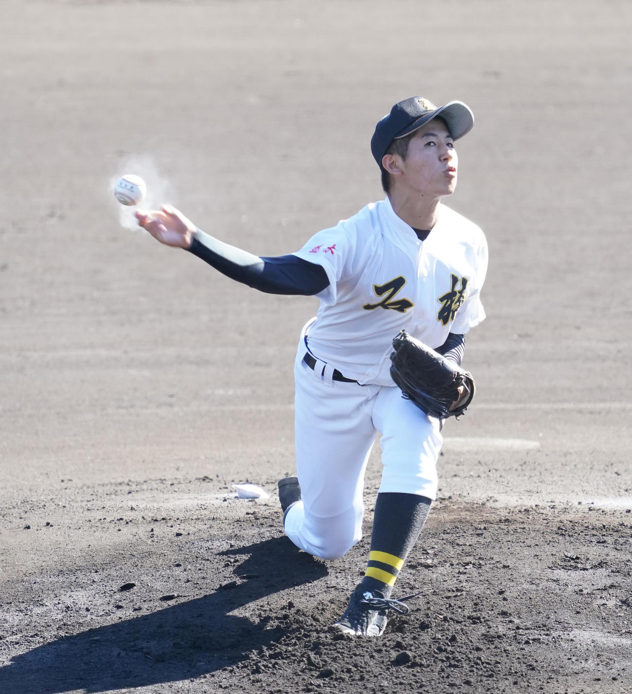 東海大相模戦に先発し、力投する石橋・篠崎（撮影・菅敏）
