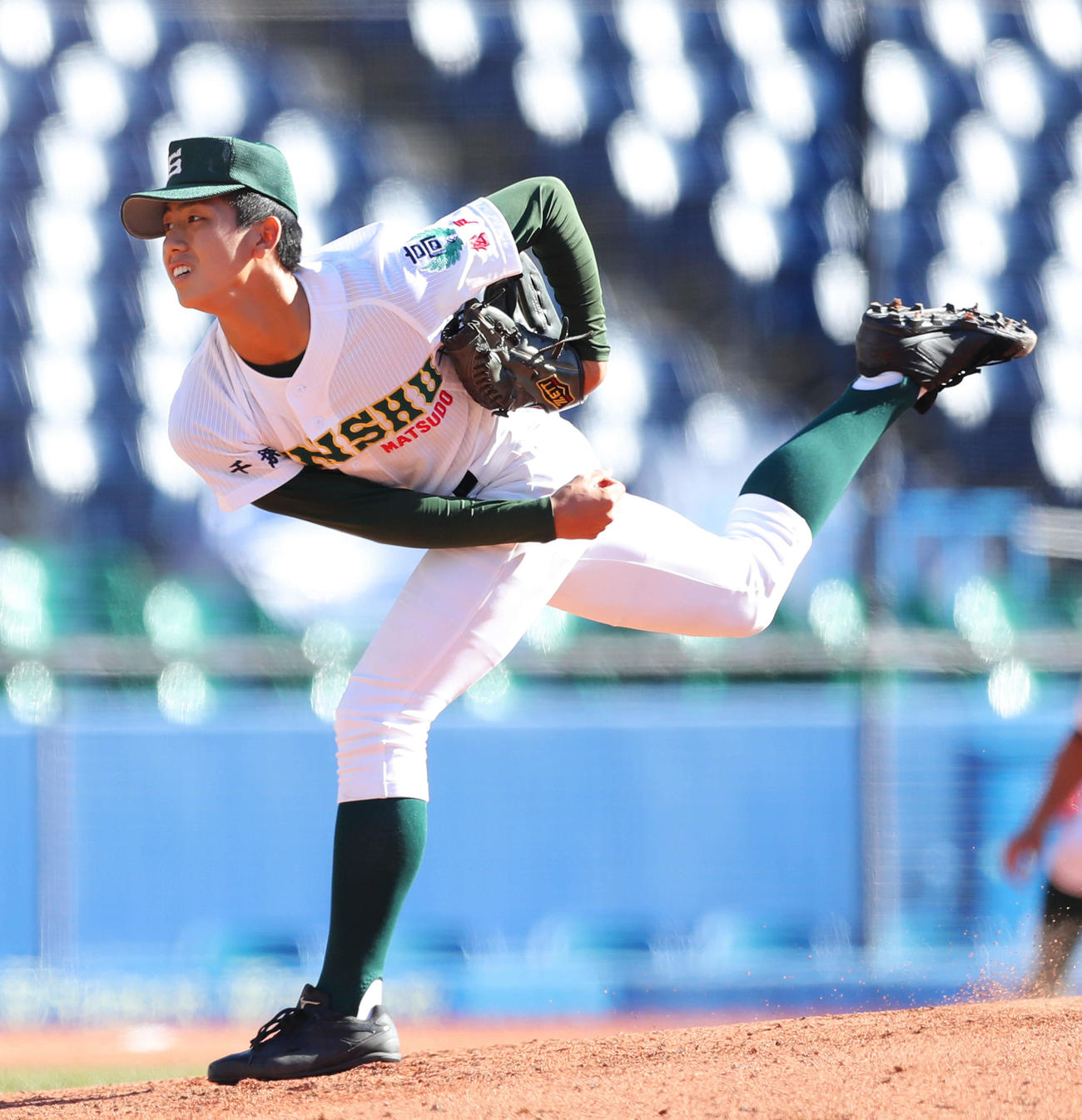 専大松戸対鹿島学園　専大松戸先発の深沢（撮影・河田真司）　　　