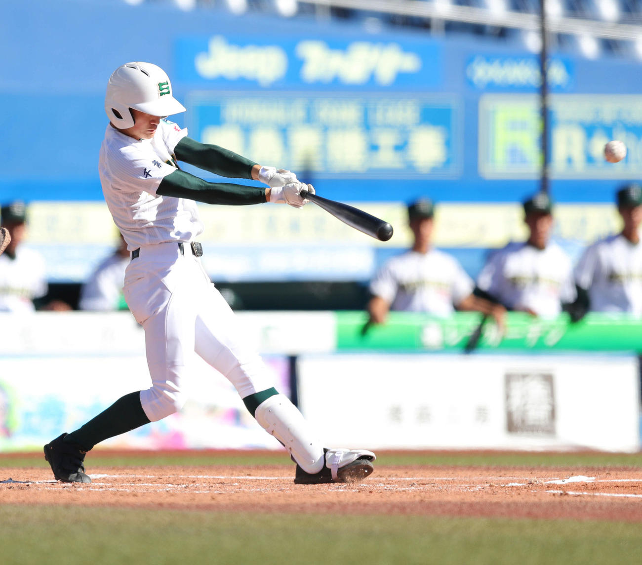 専大松戸対鹿島学園　2回表専大松戸1死満塁、先制の左犠飛を放つ専大松戸・苅部（撮影・河田真司）　　　